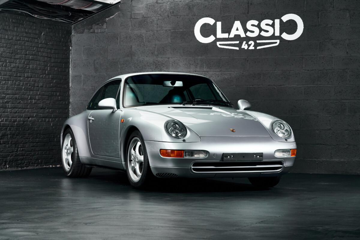 Photo d'une Porsche 993 grise de 1994 à vendre chez Classic 42 Porsche et Voitures Classiques Belgique