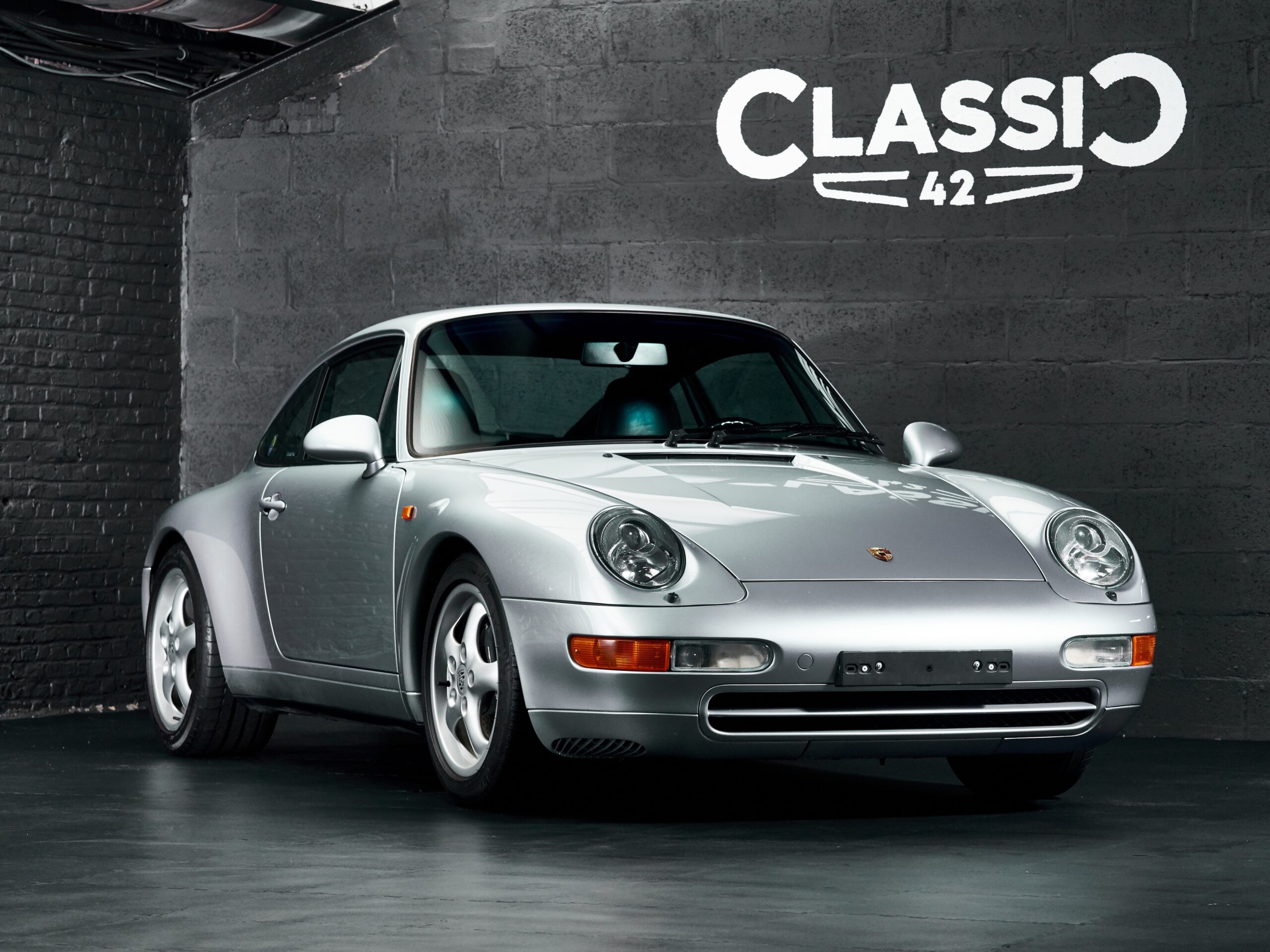 Photo d'une Porsche 993 grise de 1994 à vendre chez Classic 42 Porsche et Voitures Classiques Belgique