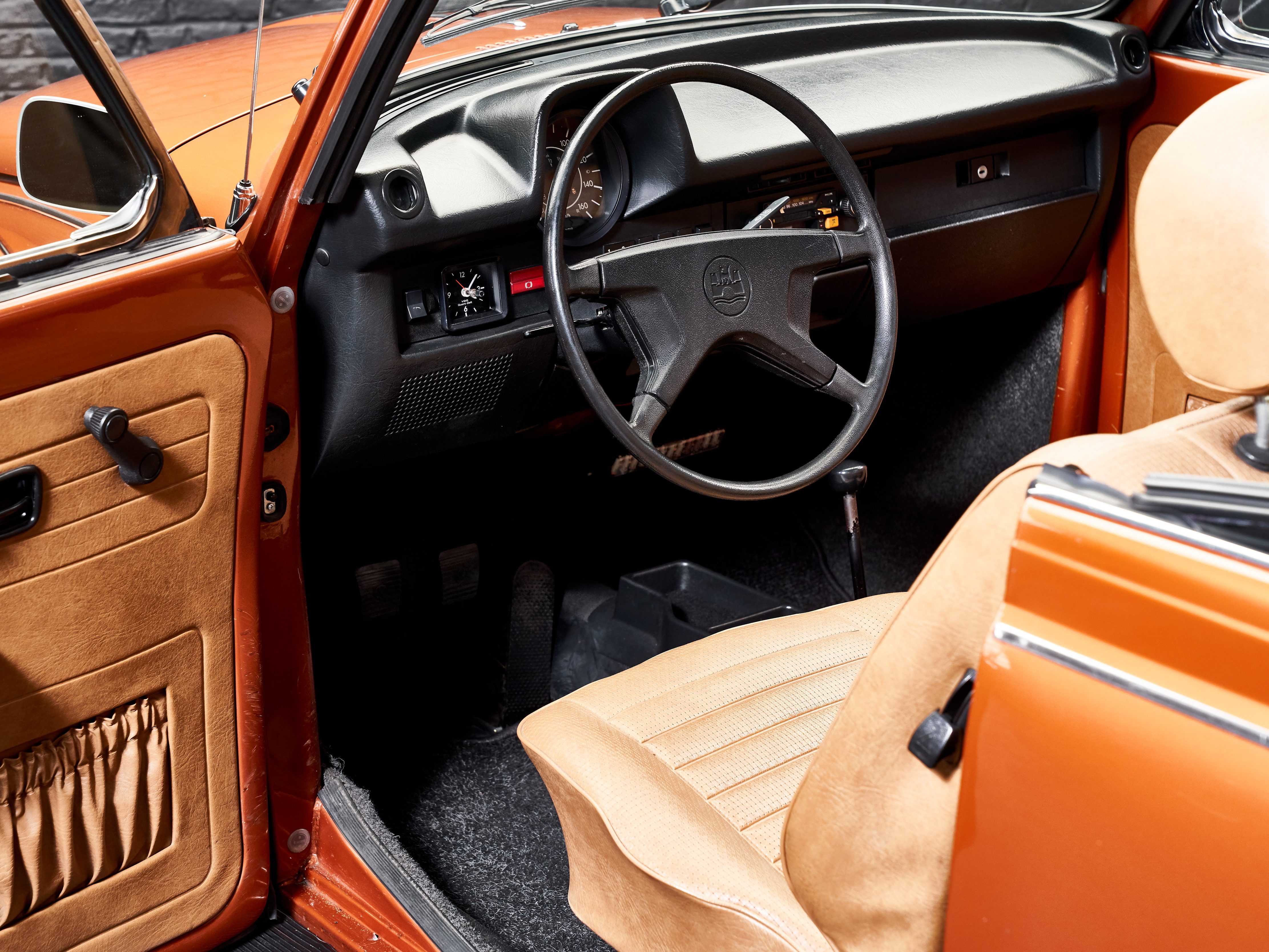 Photo of the interior of a 1979 convertible VW Coccinelle 1303 cabriolet by CLASSIC 42