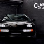 Photo d'une Porsche 928 GT noire de 1991 en vente chez CLASSIC 42 - Achat/Vente de voitures classiques allemandes