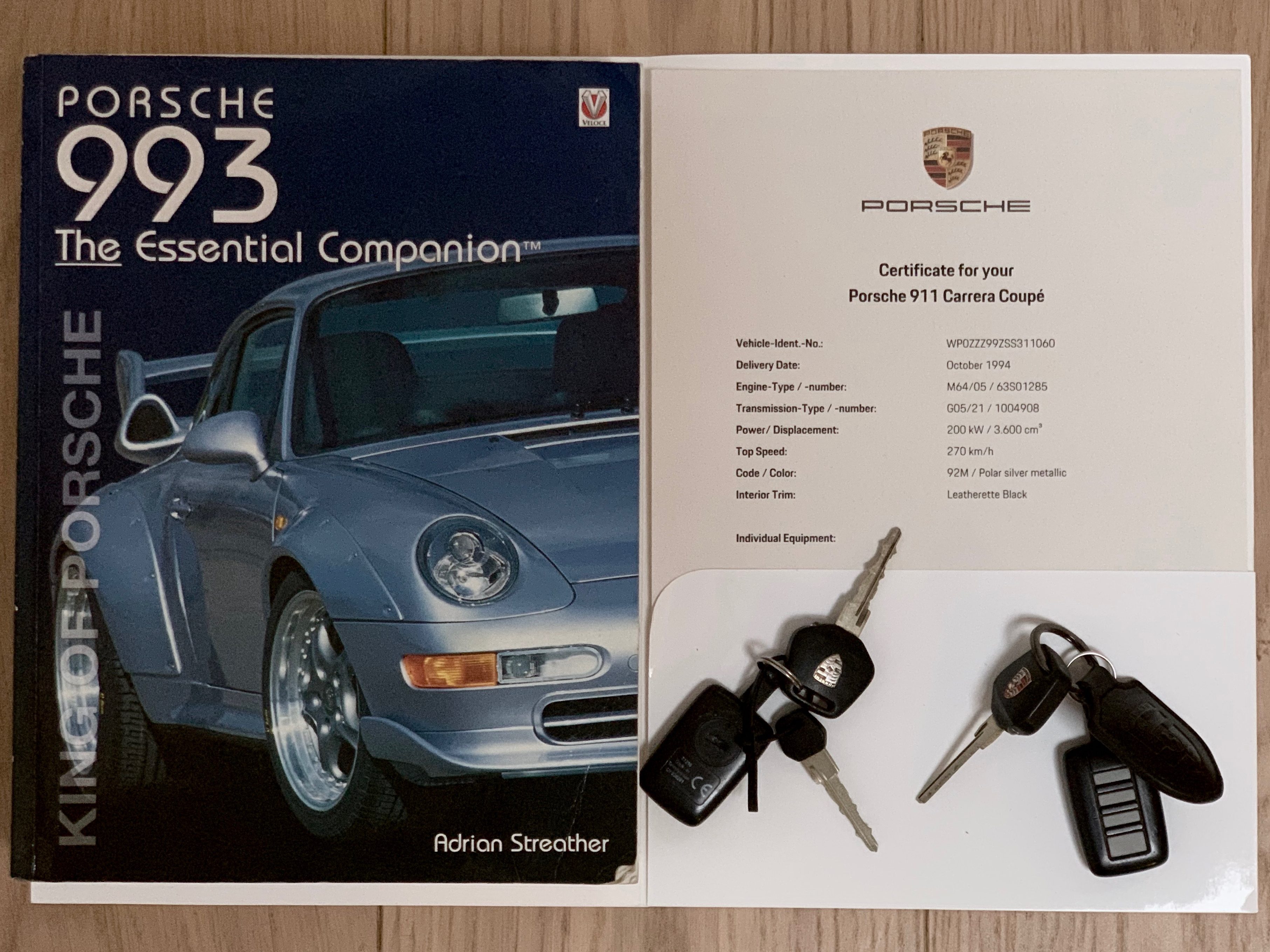 Photo des papiers d'une Porsche 993 grise de 1994 à vendre chez Classic 42 Porsche et Voitures Classiques Belgique