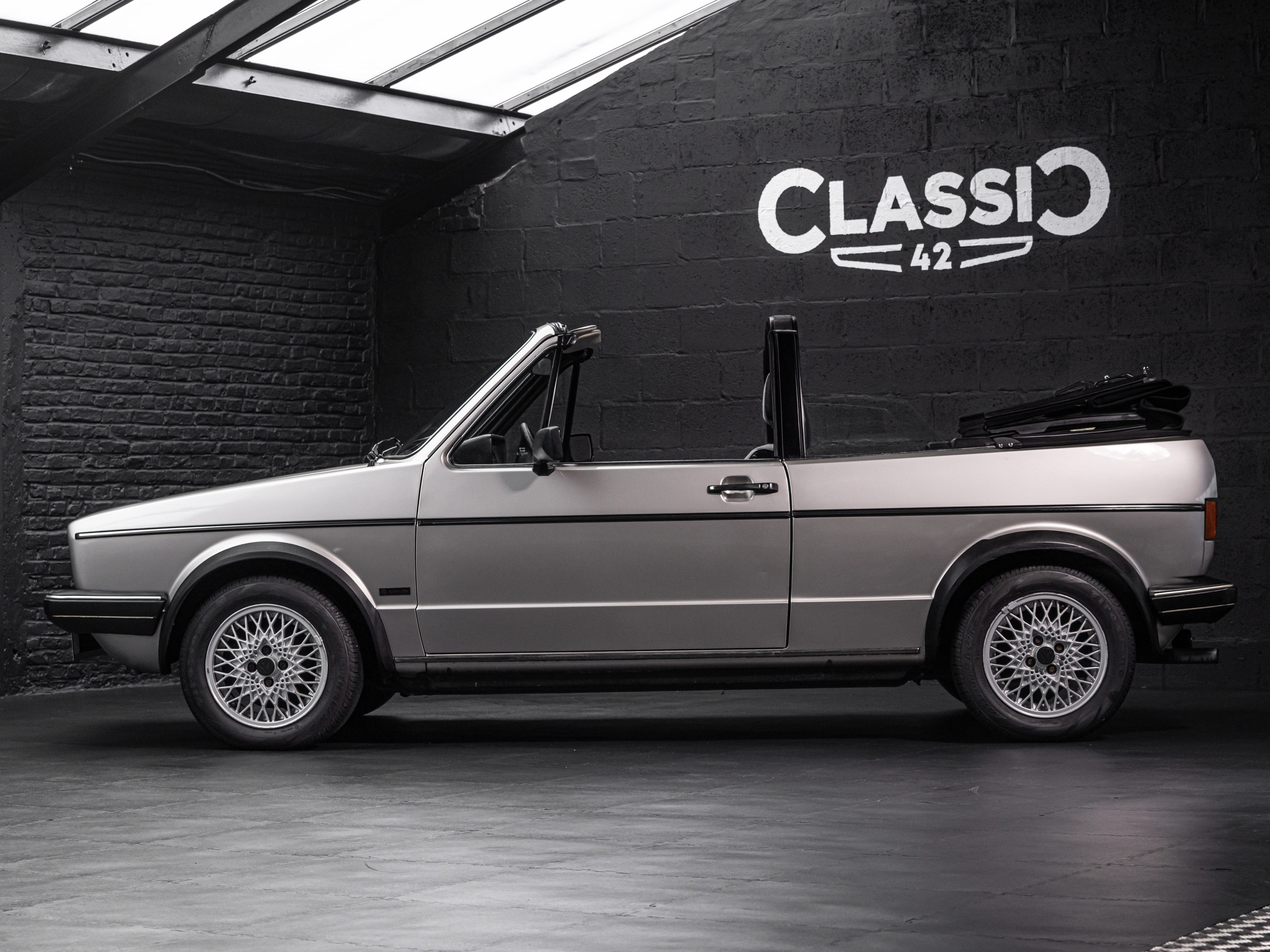 photo d'une VW Golf GL cabriolet de 1986 en vente chez Classic 42 Classic German Car Dealer www.classic42.be