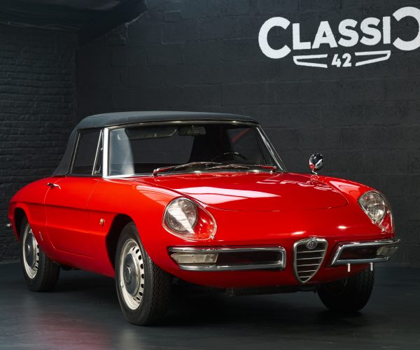 photo d'une Alfa Romeo "Duetto" décapotable de 1966 rouge en vente chez Classic 42 Classic German Car Dealer www.classic42.be