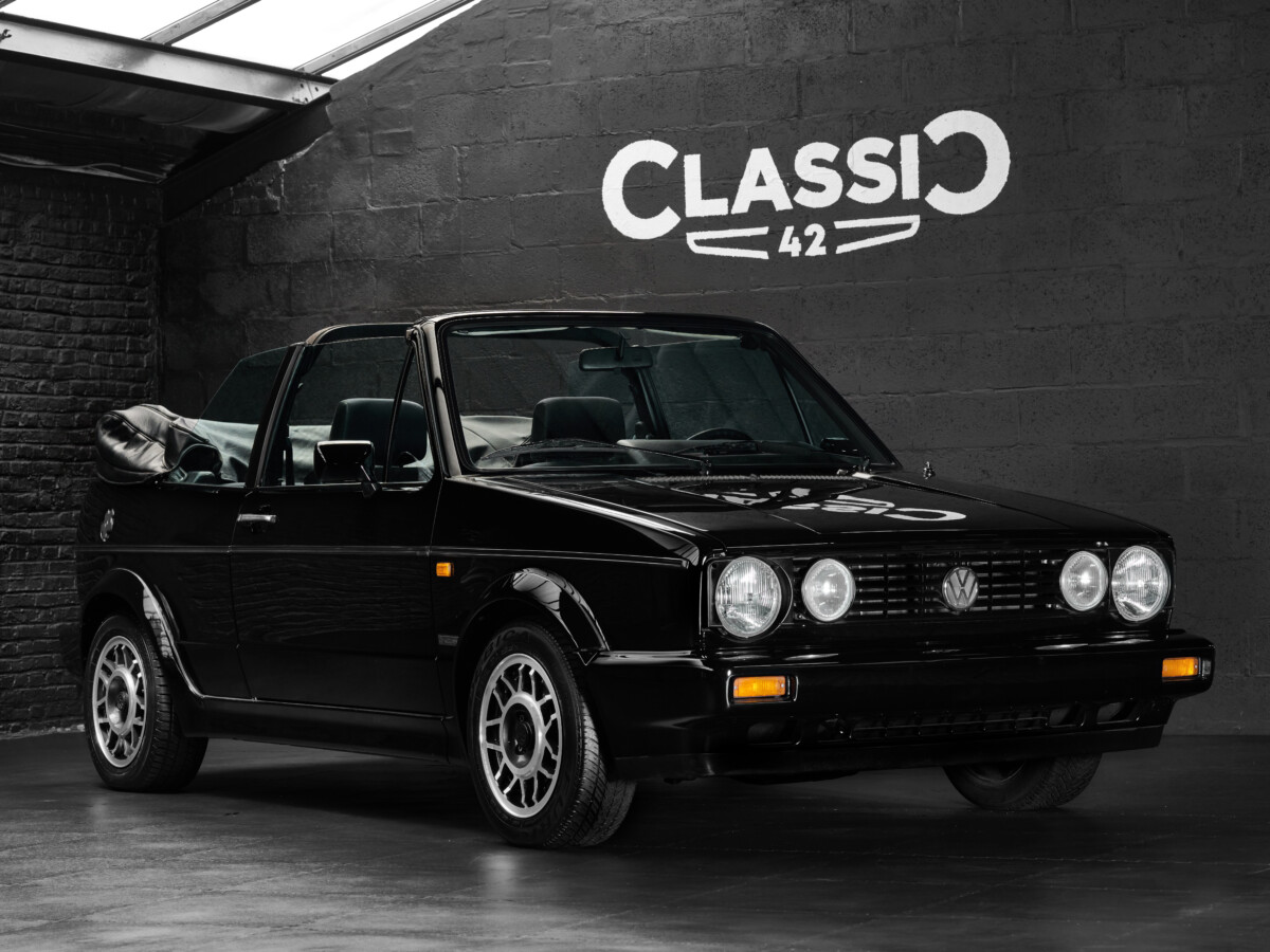 Photo d'une VW Golf Cabriolet Quartet noire de 1991 en vente chez Classic 42 Classic German Car Dealer www.classic42.be