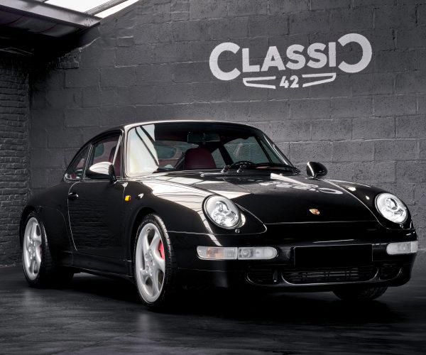 Photo d'une Porsche 993 4S noire de 1996 en vente chez CLASSIC 42 - Achat/Vente de voitures classiques allemandes www.classic42.be