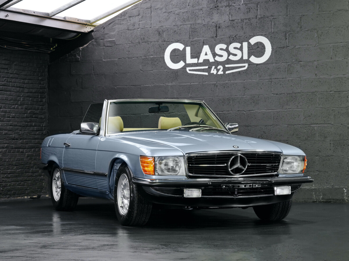 photo d'une Mercedes 500 SL décapotable de 1982 en vente chez Classic 42 Vente de Voitures Classiques www.classic42.be