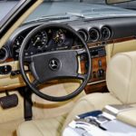 photo d'une Mercedes 500 SL décapotable de 1982 en vente chez Classic 42 Vente de Voitures Classiques www.classic42.be