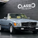 photo d'une Mercedes 500 SL décapotable de 1982 en vente chez Classic 42 Vente de Voitures Classiques www.classic42.be