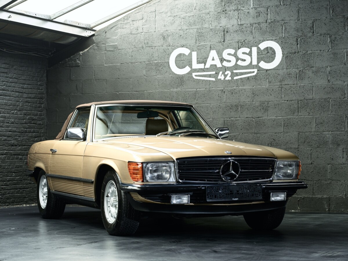 photo d'une Mercedes 380 SL de 1983 Champagne metallic en vente chez Classic 42, le spécialiste Classic Cars Belgique