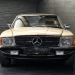 photo d'une Mercedes 380 SL de 1983 Champagne metallic en vente chez Classic 42, le spécialiste Classic Cars Belgique