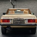photo d'une Mercedes 380 SL de 1983 Champagne metallic en vente chez Classic 42, le spécialiste Classic Cars Belgique