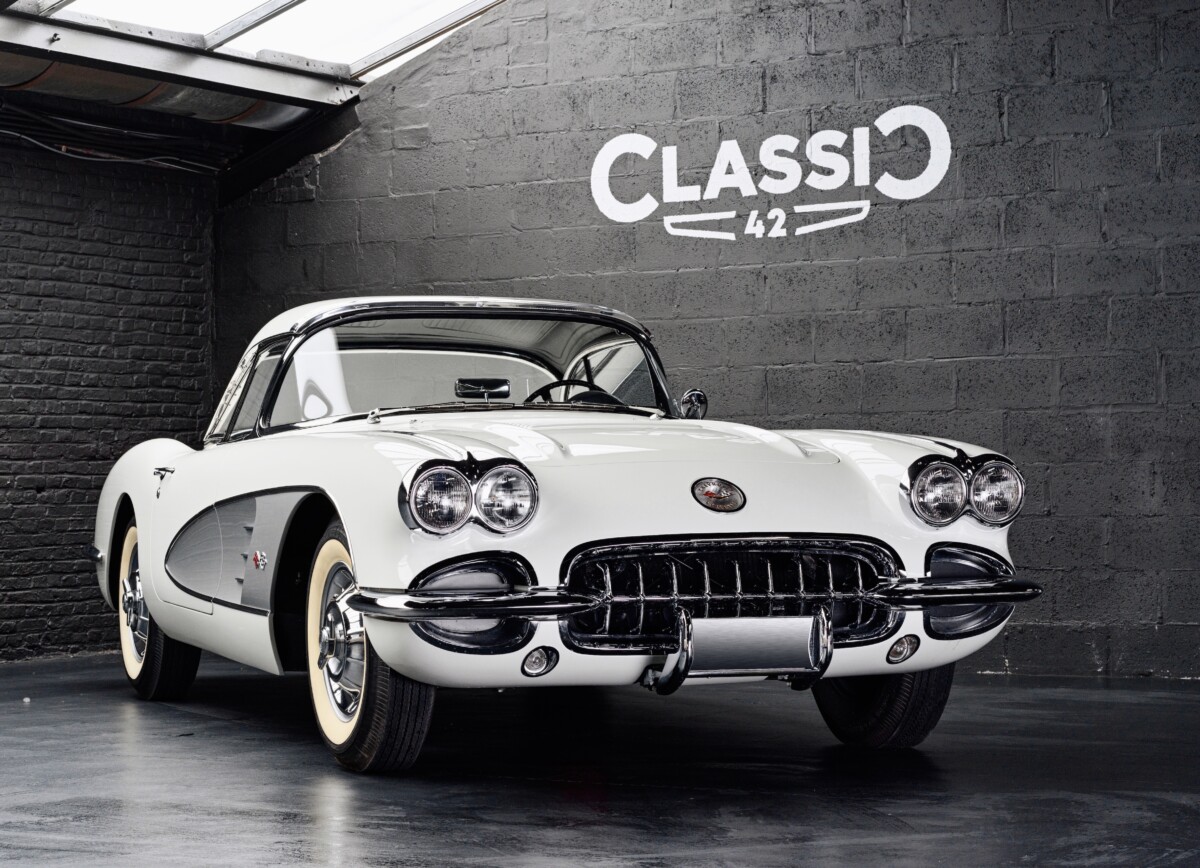 1958 Corvette C1 blanche restauration à l'état neuf en vente chez Classic 42, spécialiste des voitures anciennes Belgique