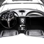 1958 Corvette C1 blanche restauration à l'état neuf en vente chez Classic 42, spécialiste des voitures anciennes Belgique