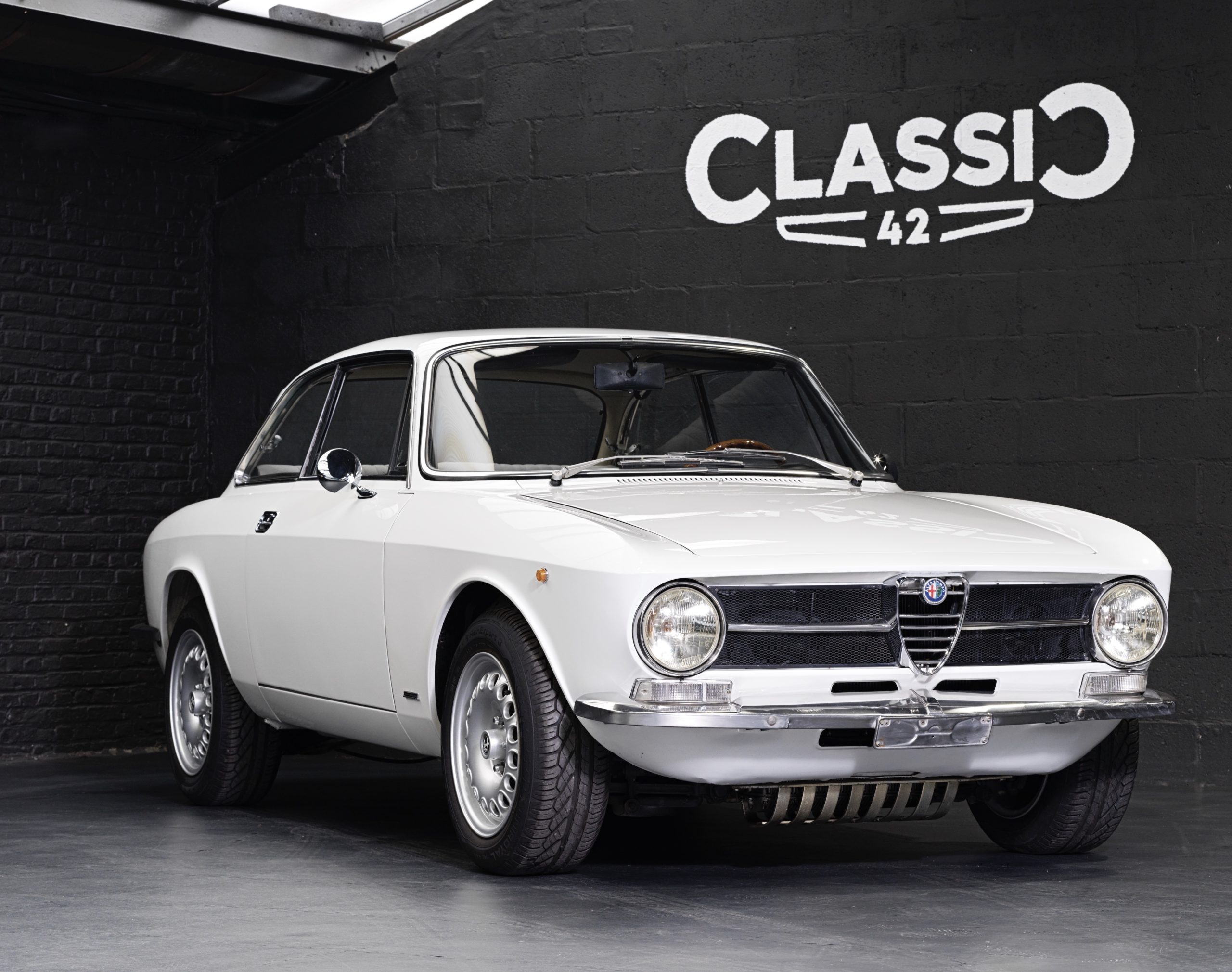 Alfa GT 1600 Junior blanche de 1973 en vente chez Classic 42 Classic Cars Belgique