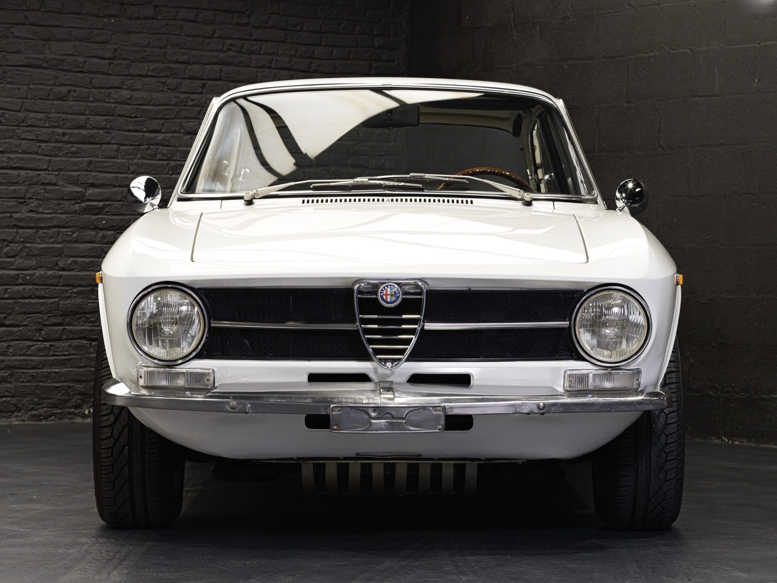 Alfa GT 1600 Junior blanche de 1973 en vente chez Classic 42 Classic Cars Belgique