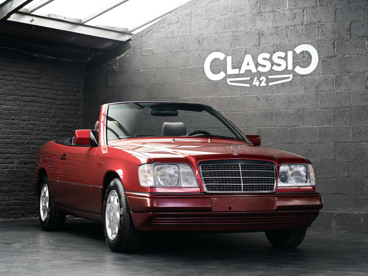 Mercedes E220 Cabriolet de 1994 rouge en vente chez Classic 42 | Mercedes Occasion Belgique