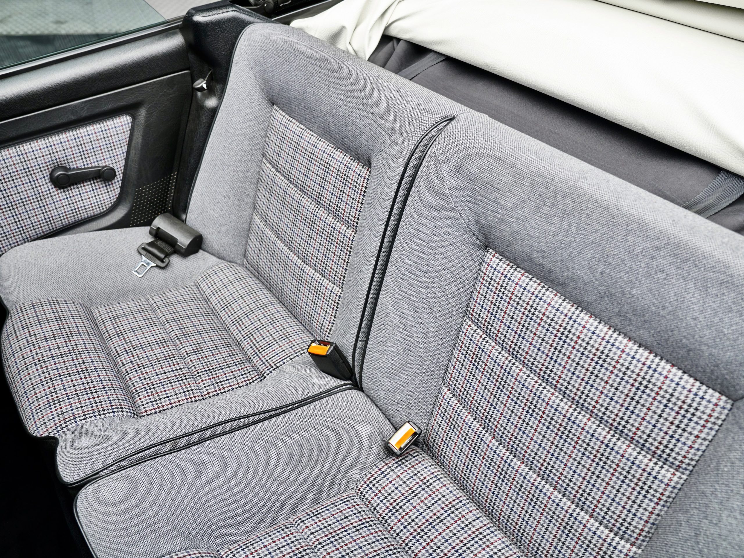 sièges arrieres d'une VW Golf Cabriolet 1 décapotable de 1990 Occasion en vente chez Classic 42