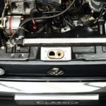 moteur d'une VW Golf Cabriolet 1 décapotable de 1990 Occasion en vente chez Classic 42