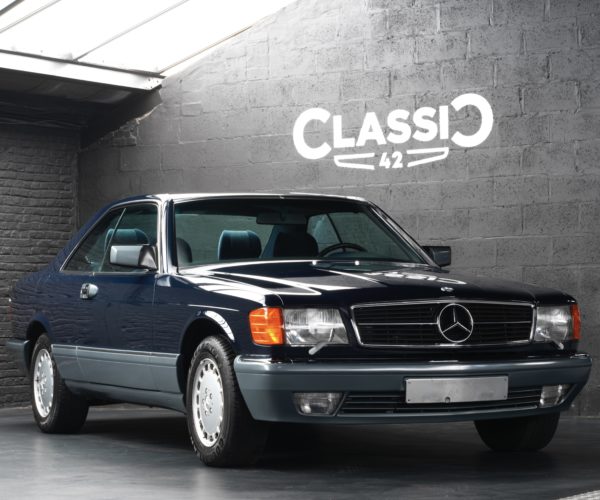 Photo d'une Mercedes 500 SEC occasion de 1986 en vente par Classic 42 | Spécialiste Mercedes Occasion