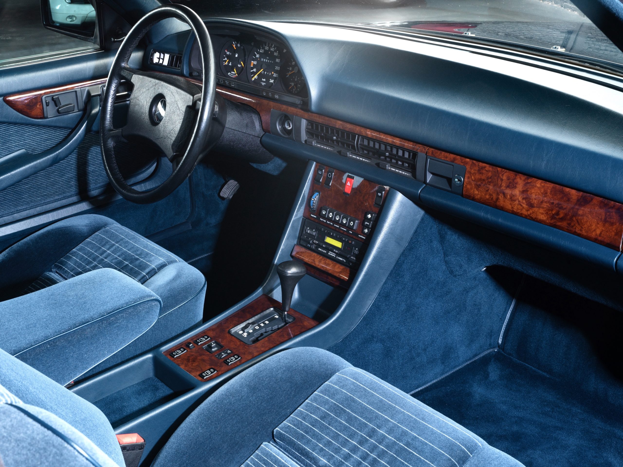 Photo de l'intérieur bleu d'une Mercedes 500 SEC occasion de 1986 en vente par Classic 42 | Spécialiste Mercedes Occasion