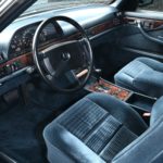 Photo de l'intérieur bleu d'une Mercedes 500 SEC occasion de 1986 en vente par Classic 42 | Spécialiste Mercedes Occasion