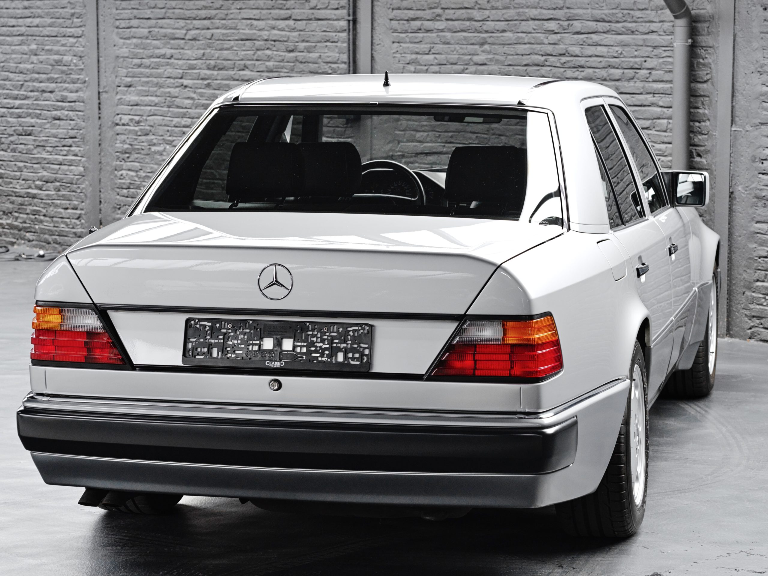 Photo d'une Mercedes 500 E de 1983 occasion exceptionnelle en vente chez Classic 42