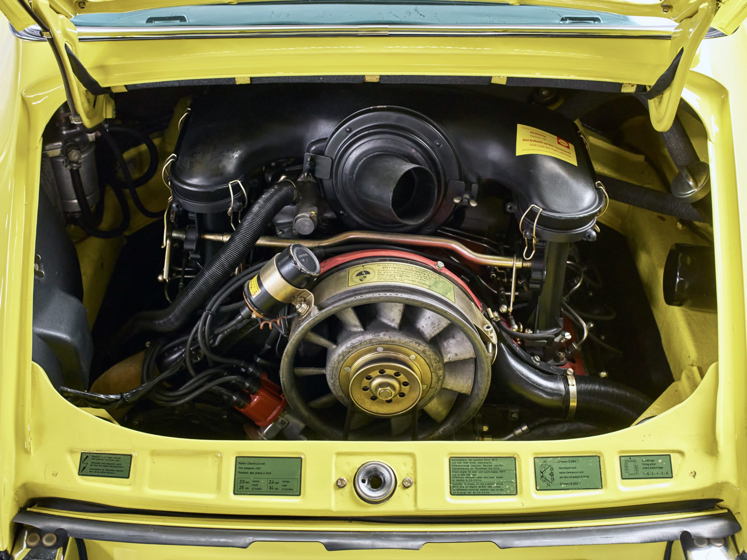 photo du moteur d'une Porsche 911 2.4S Targa de 1973 occasion chez Classic 42 le spécialiste Porsche Belgique
