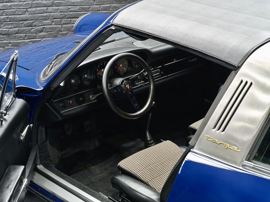 Porsche 2.2T Targa bleu 1970