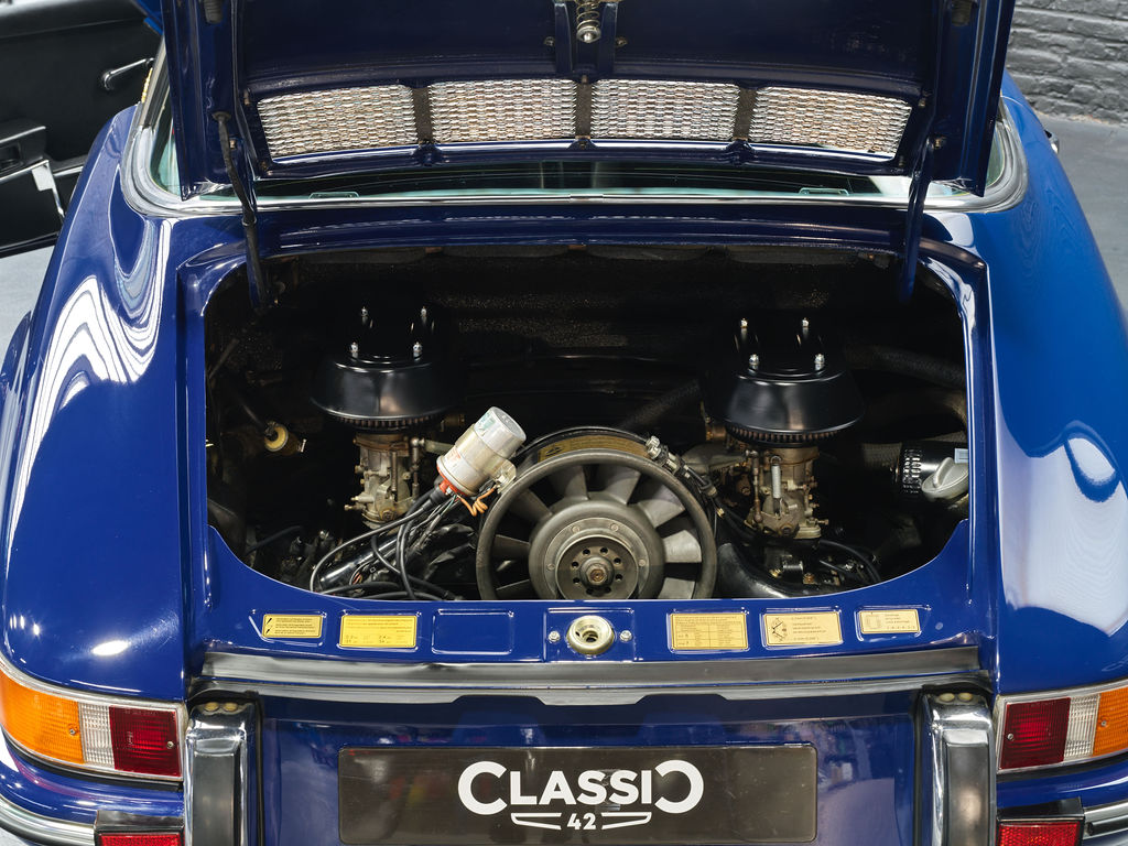 moteur d'une Porsche 2.2T Targa bleu de 1970
