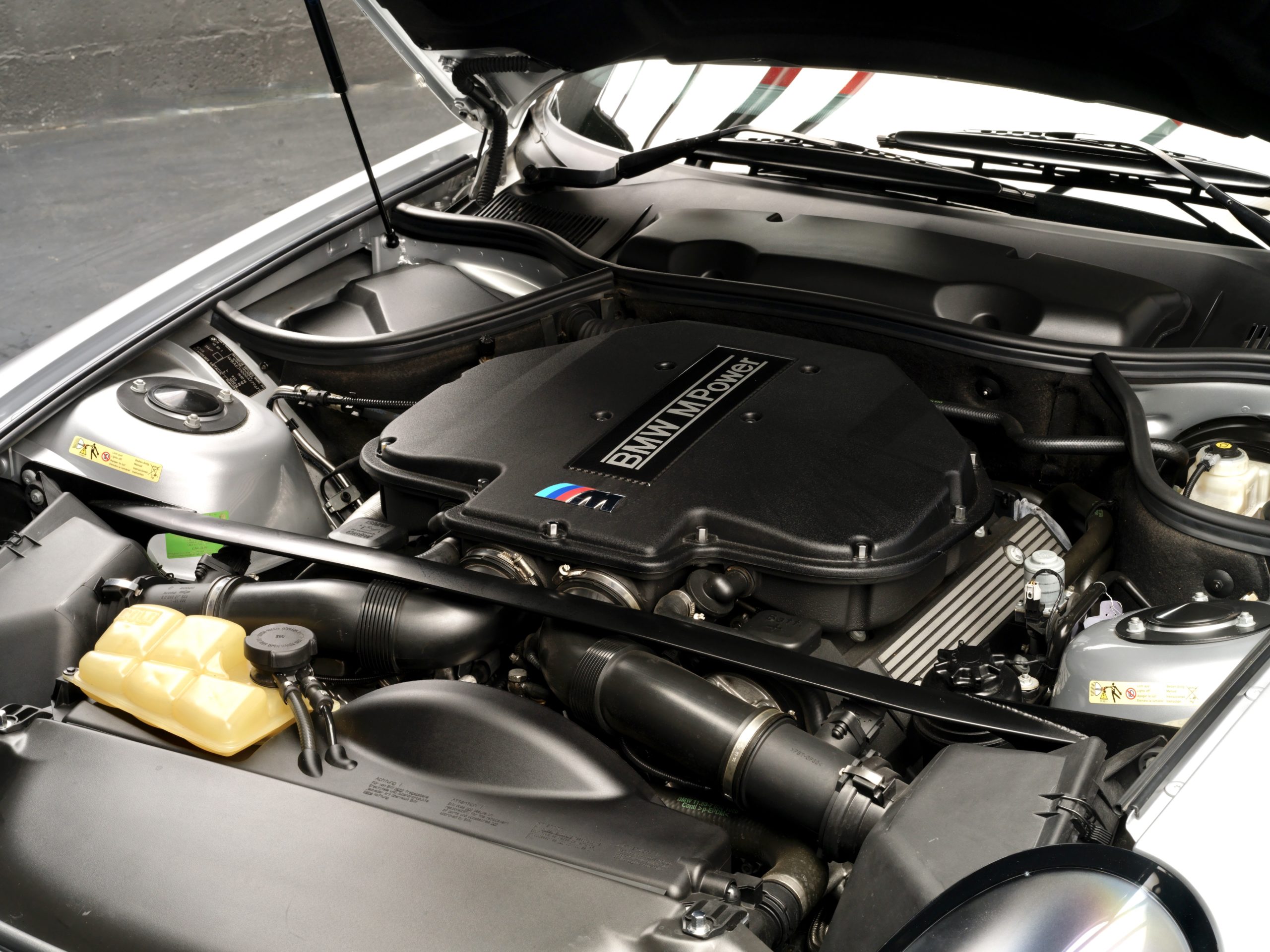 moteur d'une BMW Z8 ROASTER V8 décapotable grise de 2002