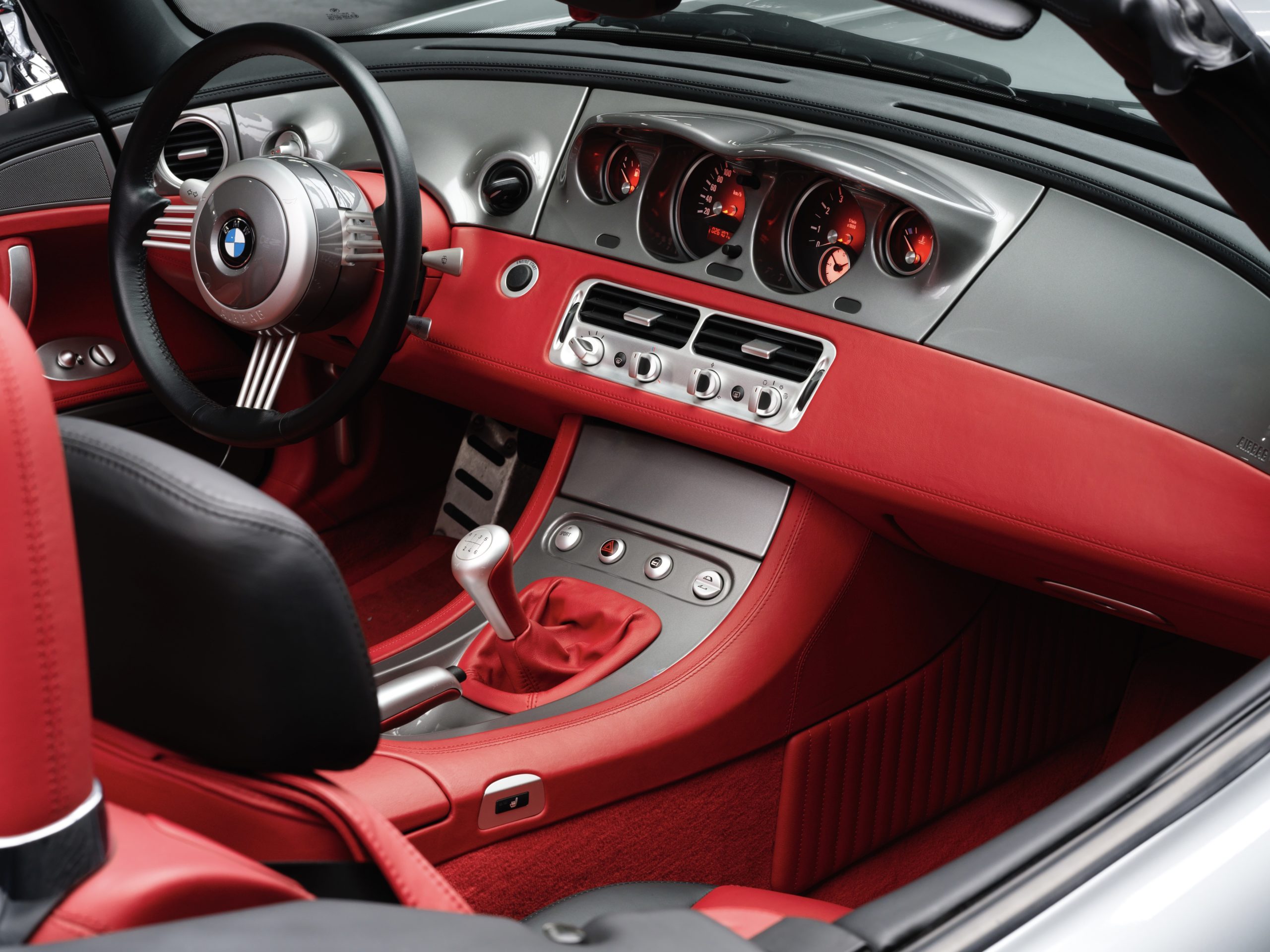 intérieur rouge d'une BMW Z8 ROASTER V8 décapotable grise de 2002