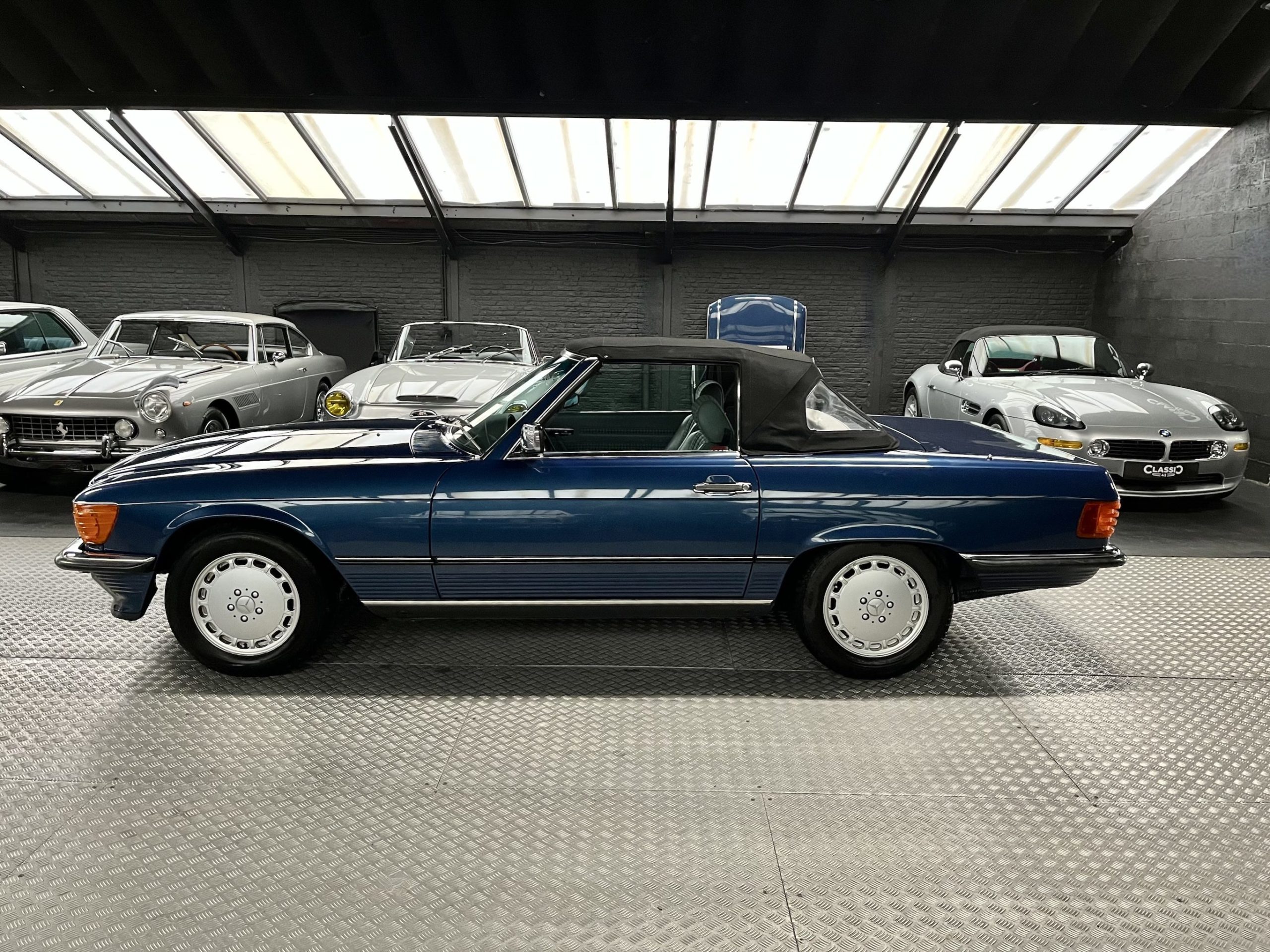 Mercedes 300 SL cabriolet bleu de 1989