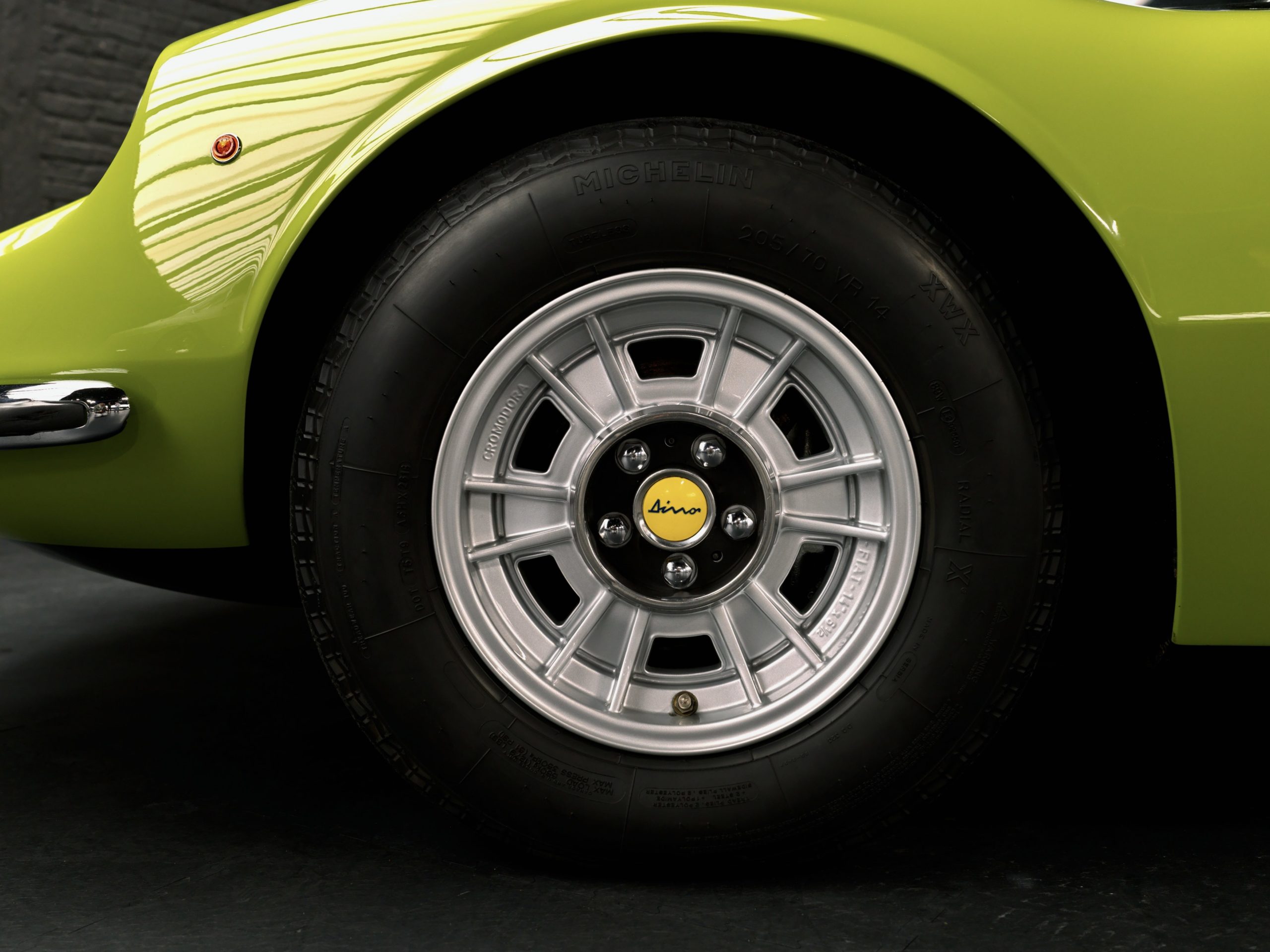 roue d'une Ferrari Dino 246 GT de 1971