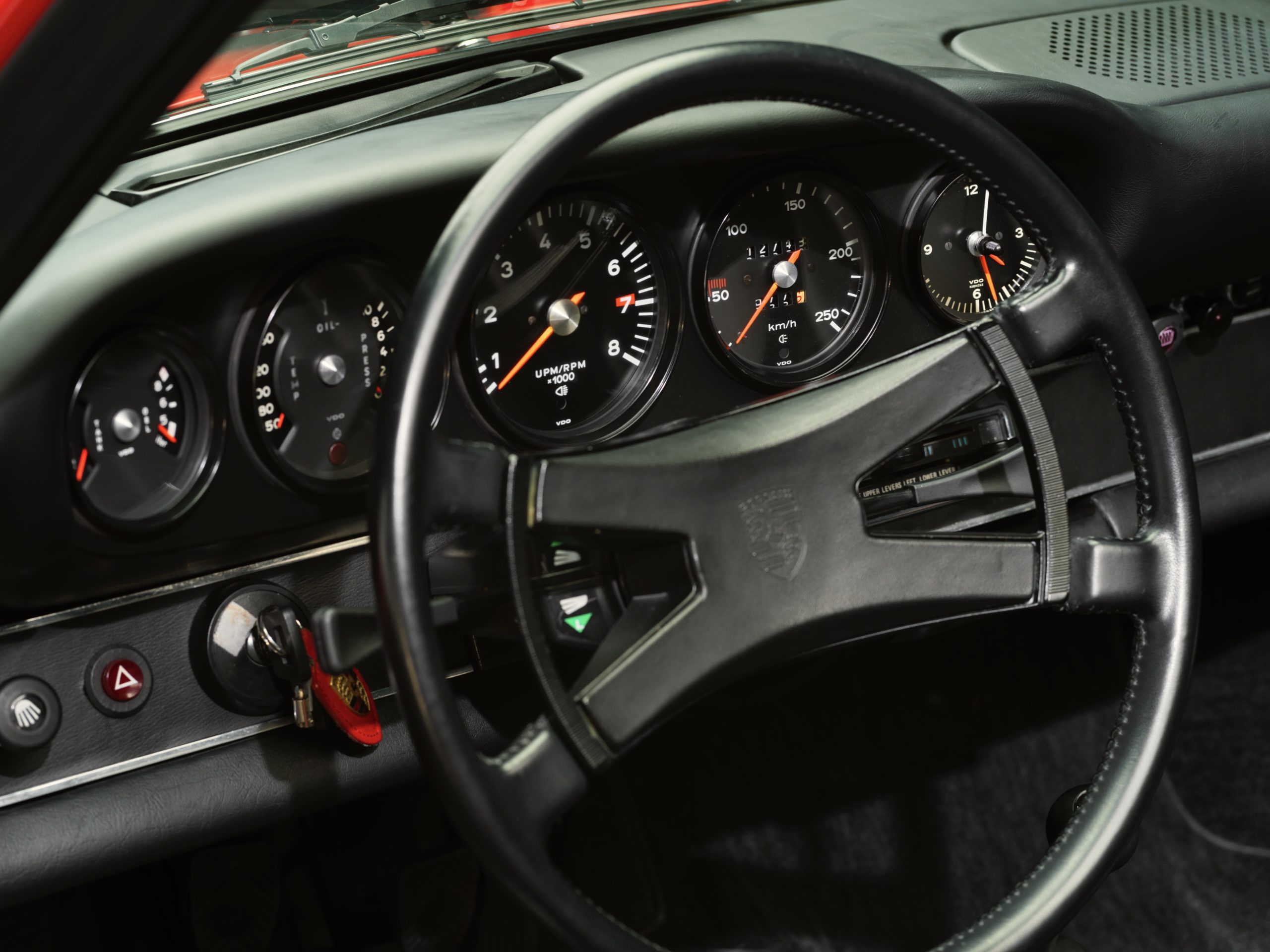 volant d'une Porsche 911 2.4E Targa Rouge Bahia intérieur cuir noir de 1973 intégralement restaurée en 2019 en vente chez Classic 42