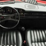 intérieur d'une Porsche 911 2.4E Targa Rouge Bahia intérieur cuir noir de 1973 intégralement restaurée en 2019 en vente chez Classic 42