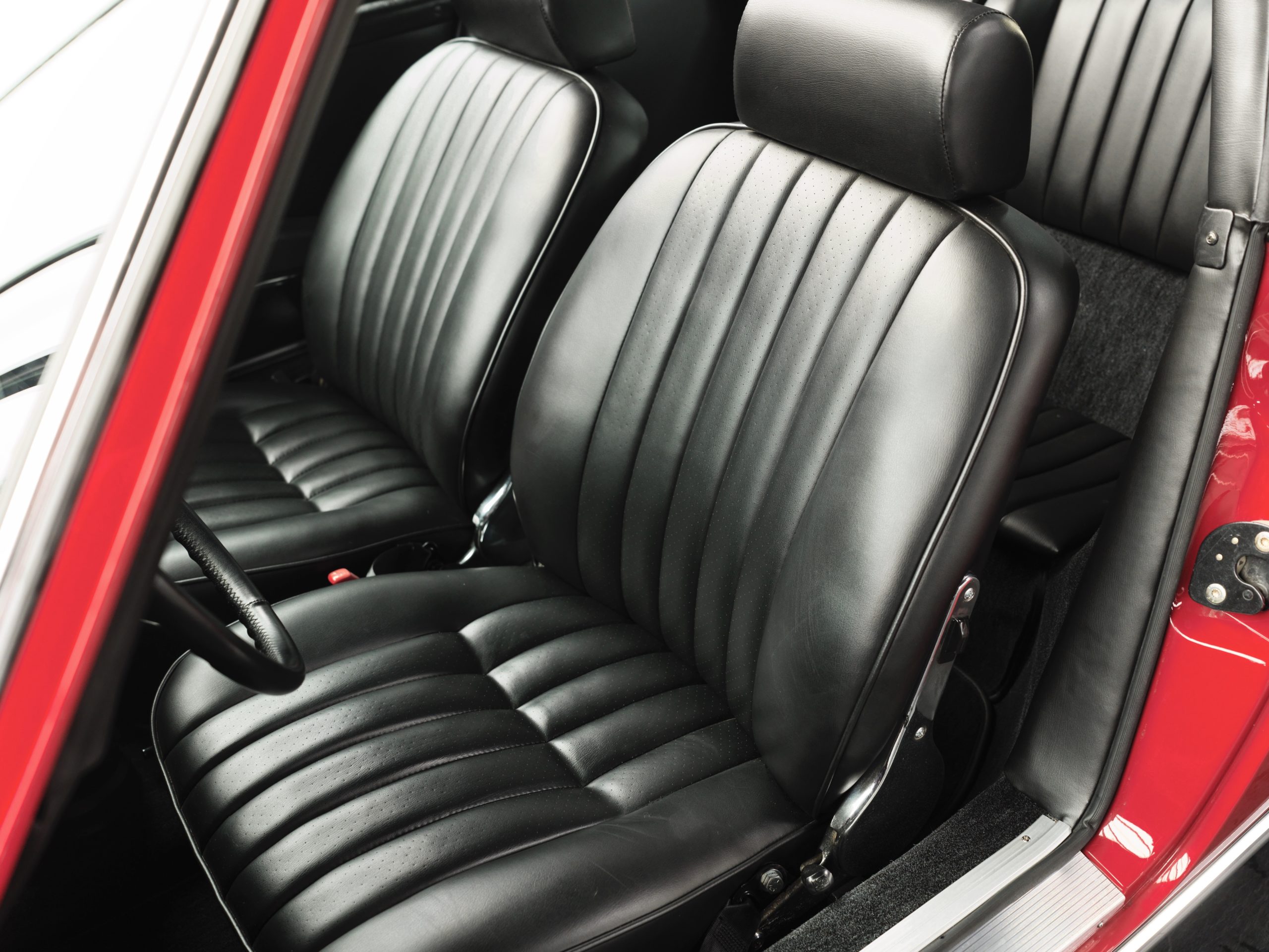 intérieur d'une Porsche 911 2.4E Targa Rouge Bahia intérieur cuir noir de 1973 intégralement restaurée en 2019 en vente chez Classic 42