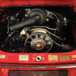 moteur d'une Porsche 911 2.4E Targa Rouge Bahia intérieur cuir noir de 1973 intégralement restaurée en 2019 en vente chez Classic 42