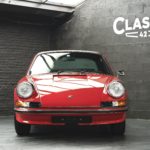Un très belle exemplaire d'une Porsche 911 2.4E Targa Rouge Bahia intérieur cuir noir de 1973 intégralement restaurée en 2019 en vente chez Classic 42