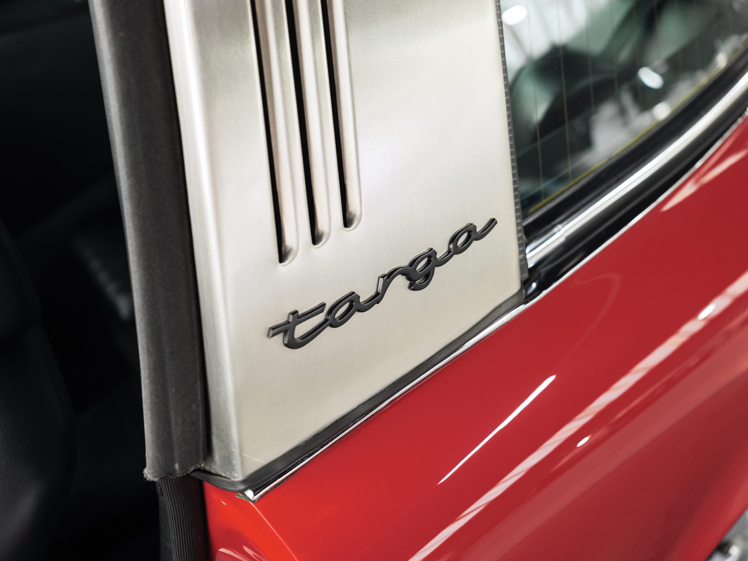 Porsche 911 2.4E Targa Rouge Bahia intérieur cuir noir de 1973 intégralement restaurée en 2019 en vente chez Classic 42