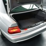 vue du coffre d'une BMW 850i de 1991 manuelle à vendre chez Classic 42