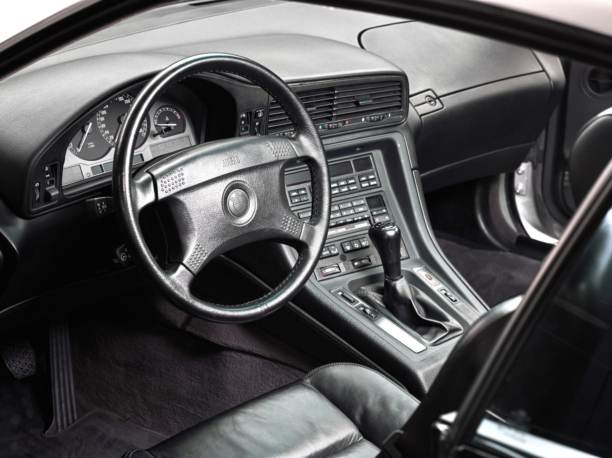 vue intérieure d'une BMW 850i de 1991 manuelle à vendre chez Classic 42
