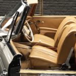 vue de l'intérieur cuir d'une Mercedes 300 SE Cabriolet (W112) de 1966 en vente chez Classic 42 Classic Cars Belgium