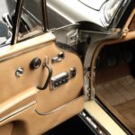 vue de l'intérieur cuir d'une Mercedes 300 SE Cabriolet (W112) de 1966 en vente chez Classic 42 Classic Cars Belgium