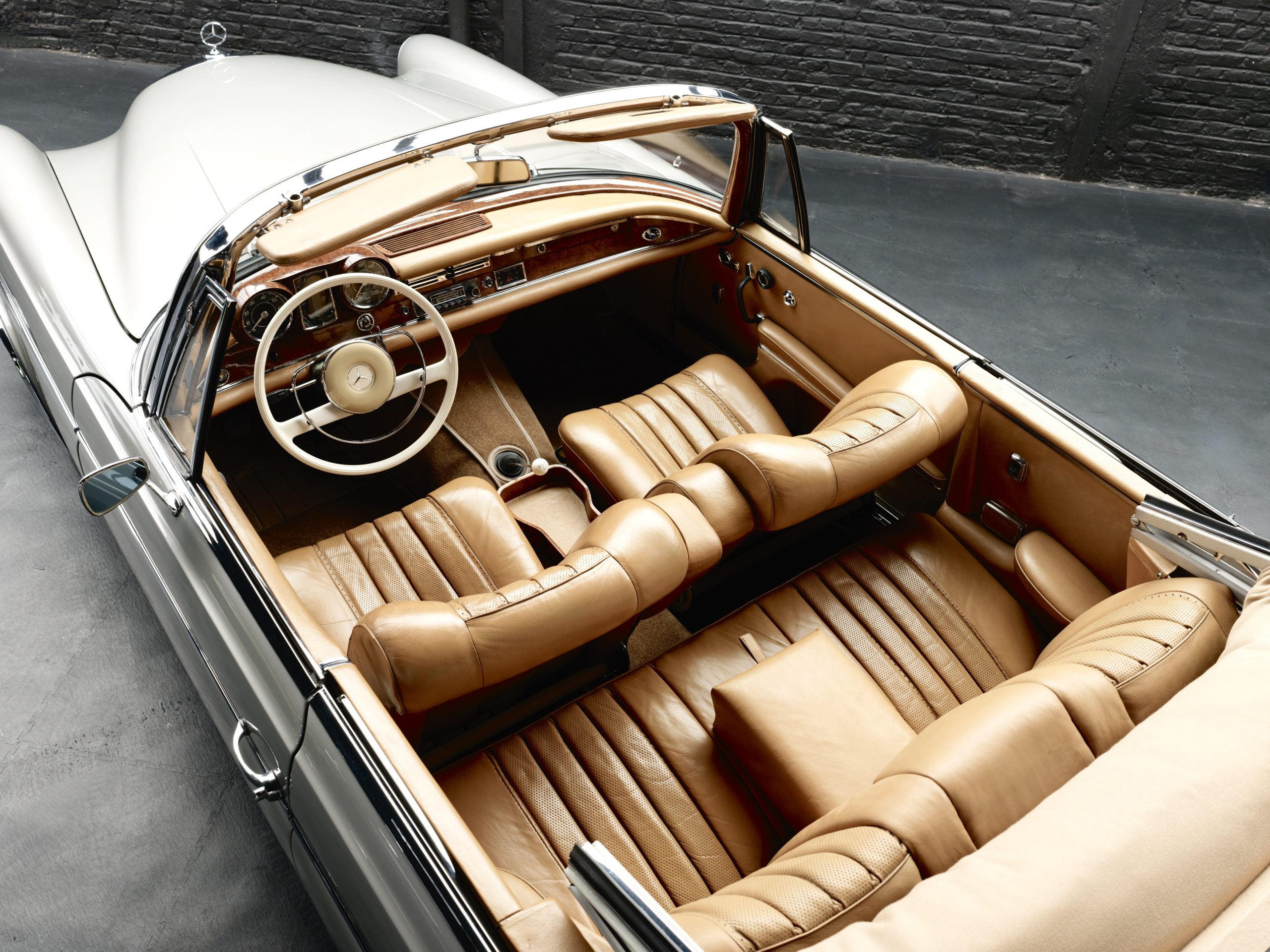 vue de l'intérieur cuir d'une Mercedes 300 SE Cabriolet (W112) de 1966 en vente chez Classic 42 Classic Cars Belgium