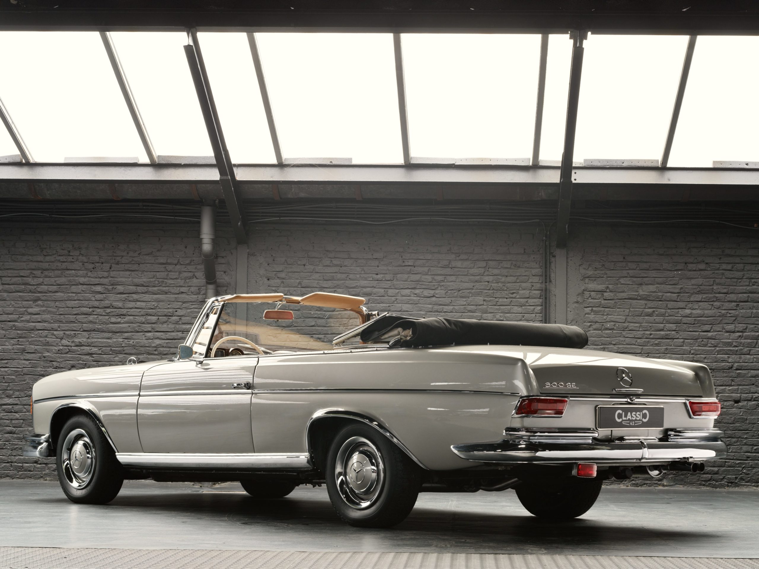 vue extérieur d'une Mercedes 300 SE Cabriolet (W112) de 1966 en vente chez Classic 42 Classic Cars Belgium