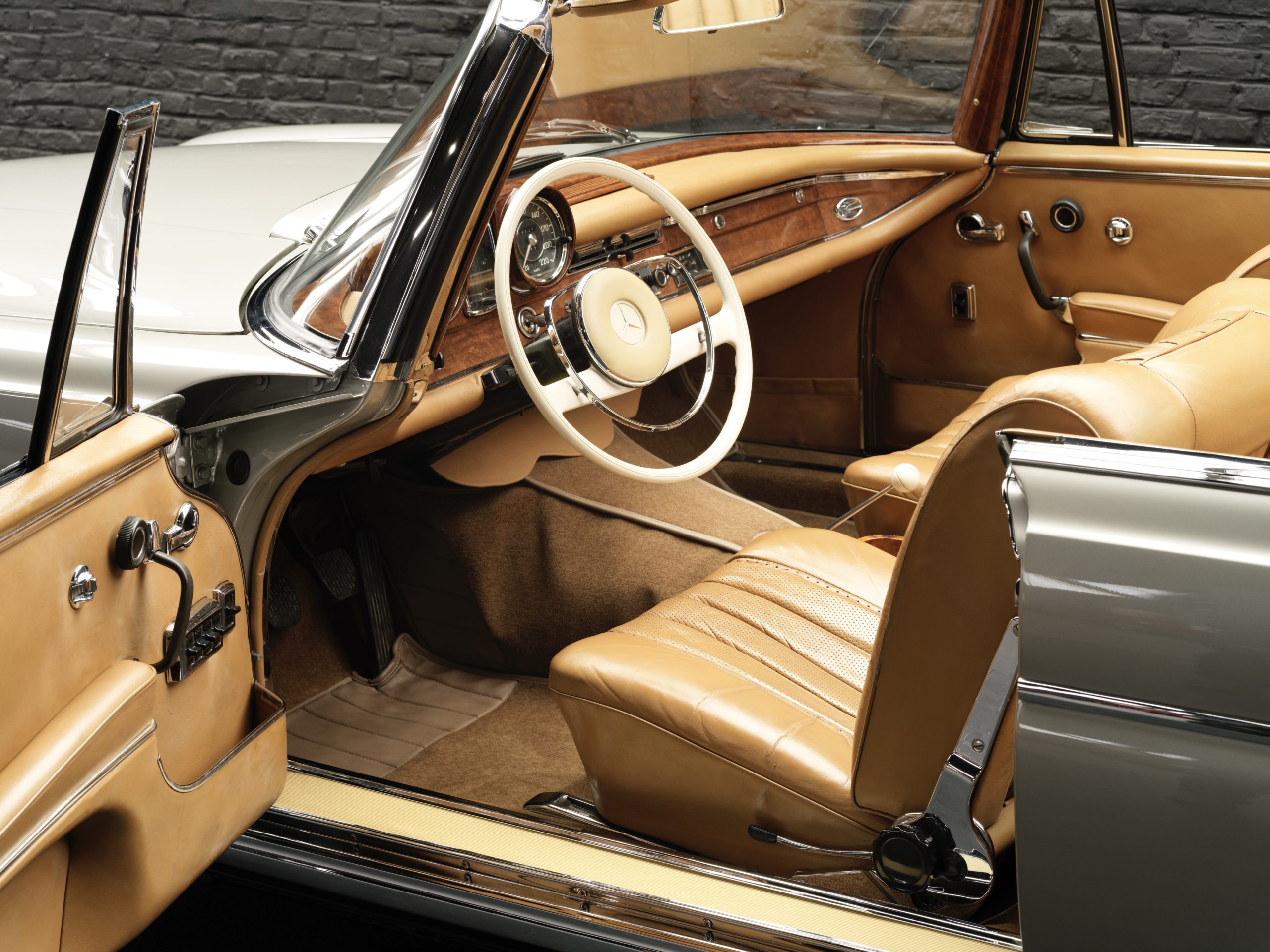 vue de l'intérieur cuir d'une Mercedes 300 SE Cabriolet (W112) de 1966 en vente chez Classic 42 Classic Cars Belgium
