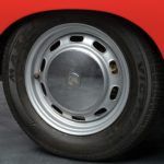 roue d'une Porsche 356 Cabriolet rouge de 1964