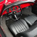 intérieur d'une Porsche 356 Cabriolet rouge de 1964
