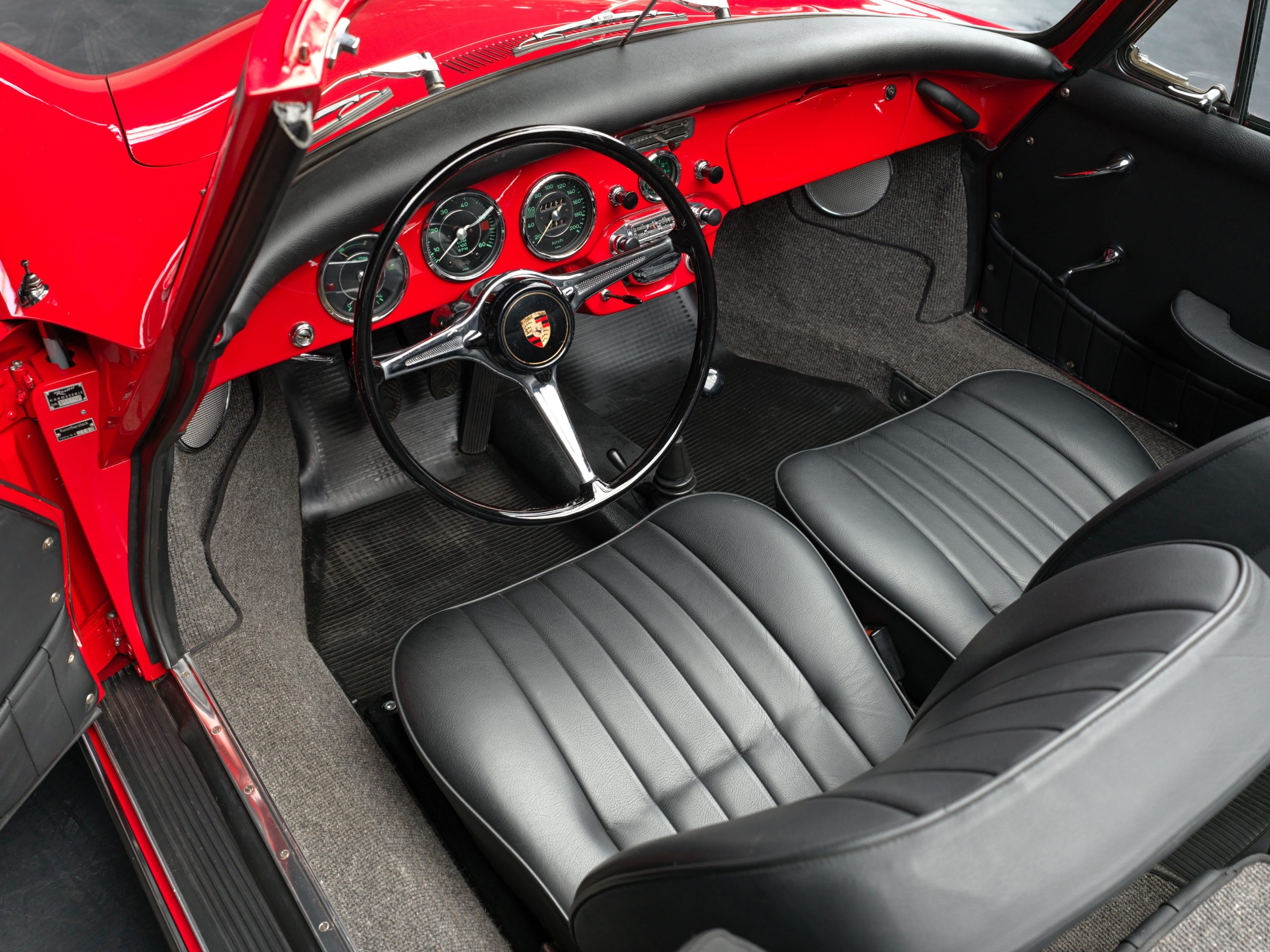 intérieur d'une Porsche 356 Cabriolet rouge de 1964
