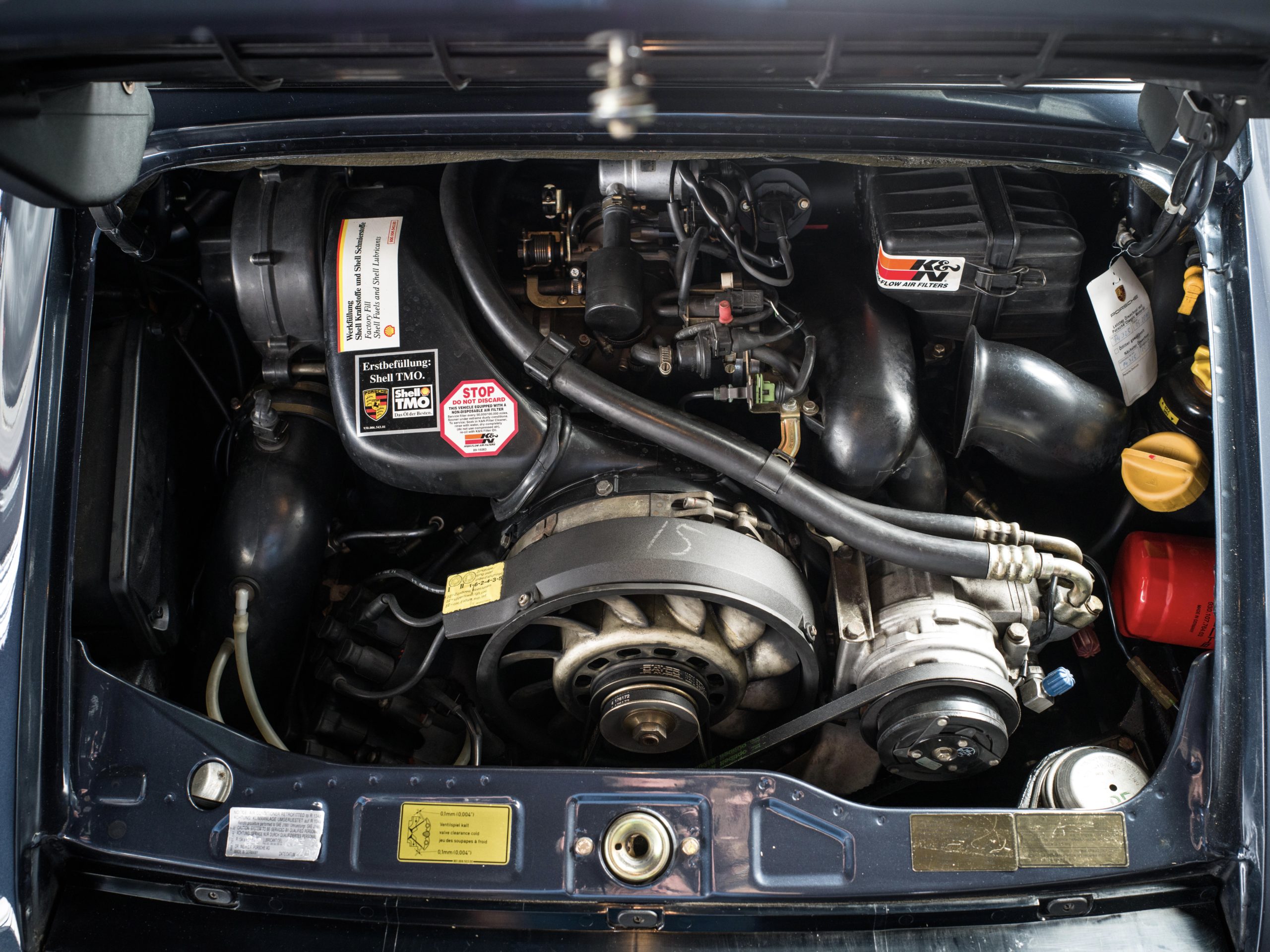 moteur d'une Porsche 964 Carrera 4 de 1989 de couleur Marineblau Metallic